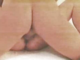 بالغ سملینگک کینچی پر ایک بستر کے ساتھ ایک بلی میں dildo کے