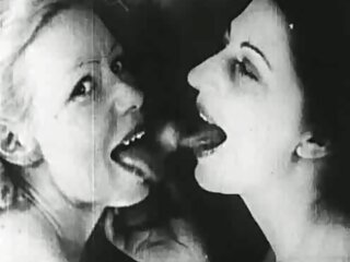 فحش بیب مرینا Visconti کے ہاتھ چھاتی اور نپل کو اتیجیت کرتا ہے کے اس کی گرل فرینڈ