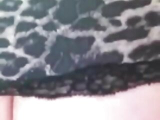 ایک خوبصورت جوڑی کی سفید فام لڑکیوں سوفی پر ایک دوسرے کے ساتھ معیار وقت خرچ