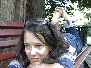 پتلی بھٹک brunette دیتا ہے ایک خوش کمینے ایک ٹھوس کام